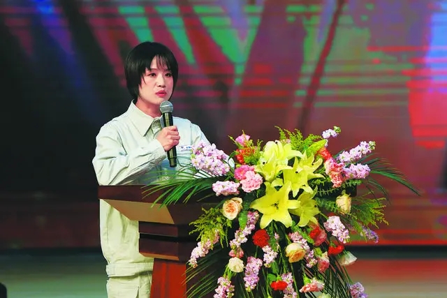 天车上练就“绣花”功夫 —中国水电四局机电安装分局桥式起重机司机田得梅