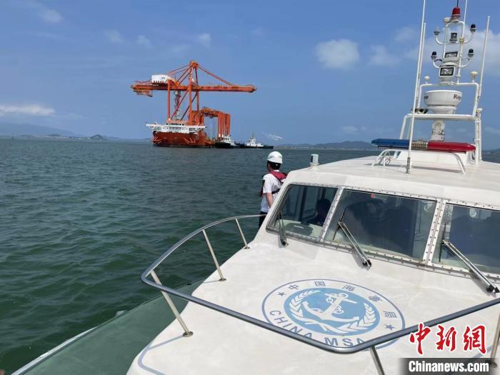 潮州海事部门护航“振华12”轮。