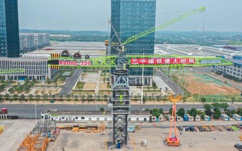 中国铁建R8000-320型塔机首吊完成：最大起重量320吨